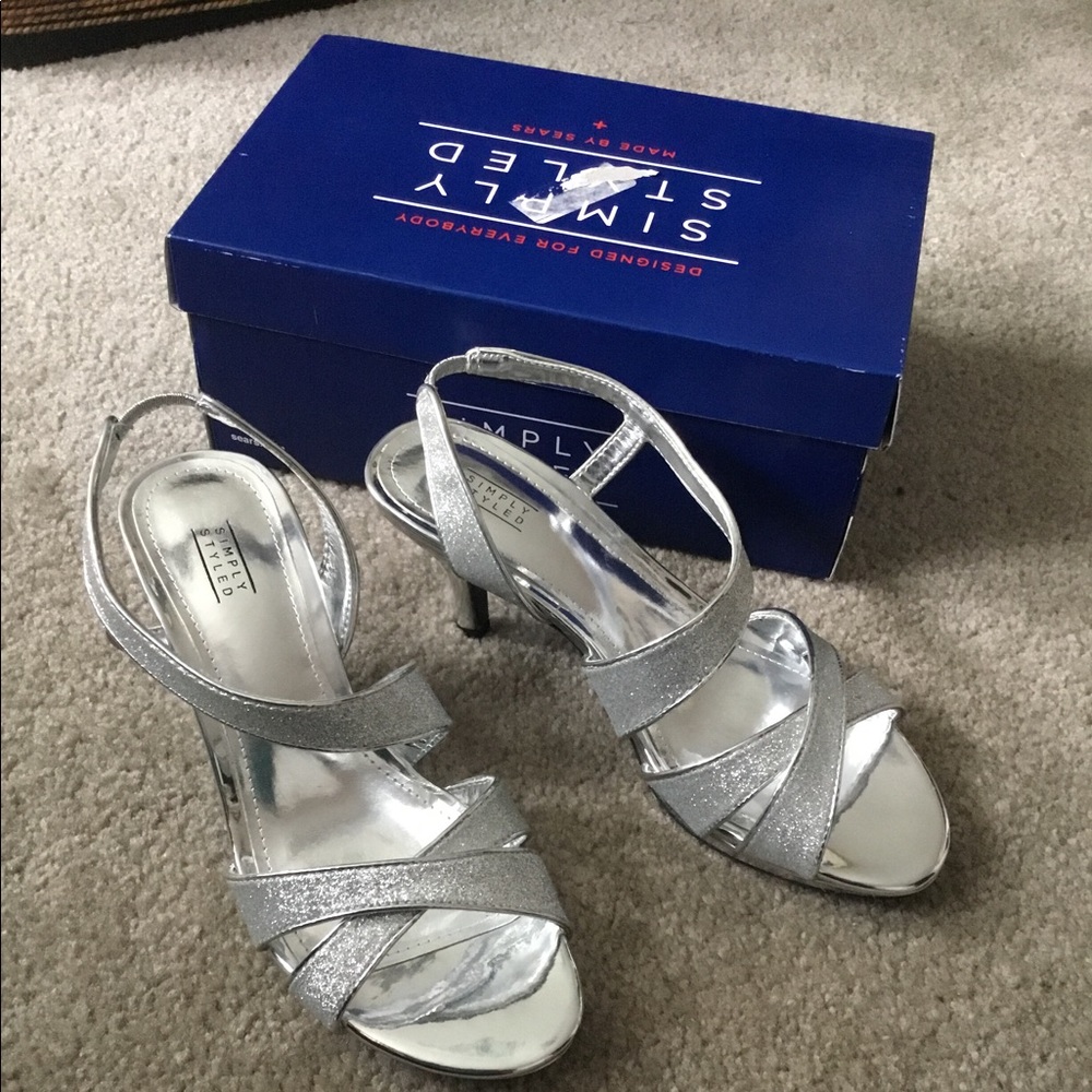Simply Styled Women’s Size 7 Silver Sandal